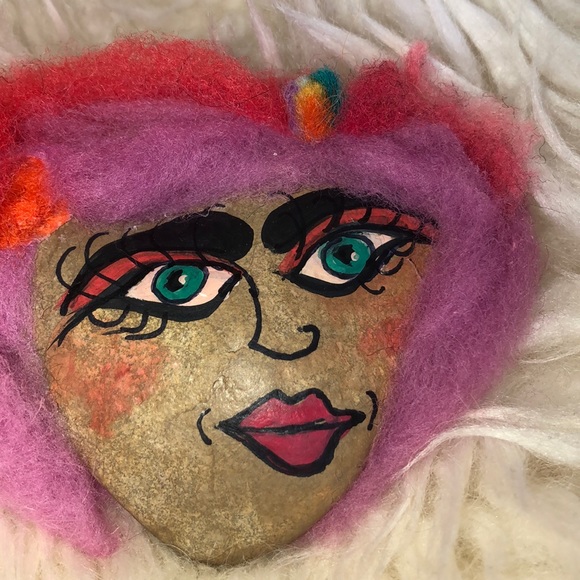 Gift Item Faces painted gift rock, wool and rock - Picture 3 of 7